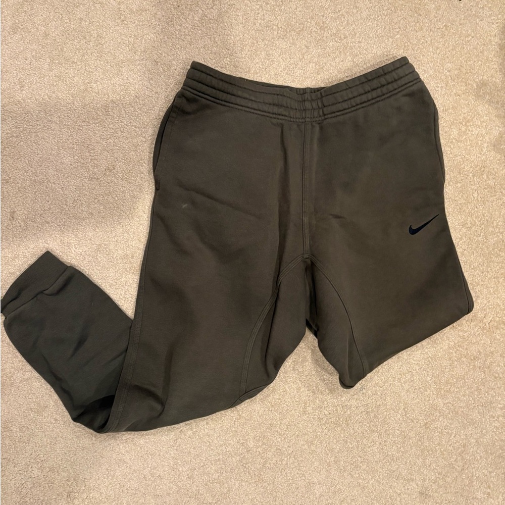 Nike Men's army green Joggers